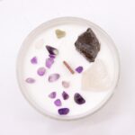 Chakra Kristallkerze Kronenchakra – Sojawachs Kerze mit Kristallen, 17h, 8.5×5 cm, 0.36 kg