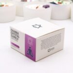 Chakra Kristallkerze Kronenchakra – Sojawachs Kerze mit Kristallen, 17h, 8.5×5 cm, 0.36 kg