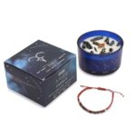 Zodiac Duftkerze Widder mit Edelstein Armband – Sternzeichen Kerze – 8.8x8.5 cm, ca. 30h
