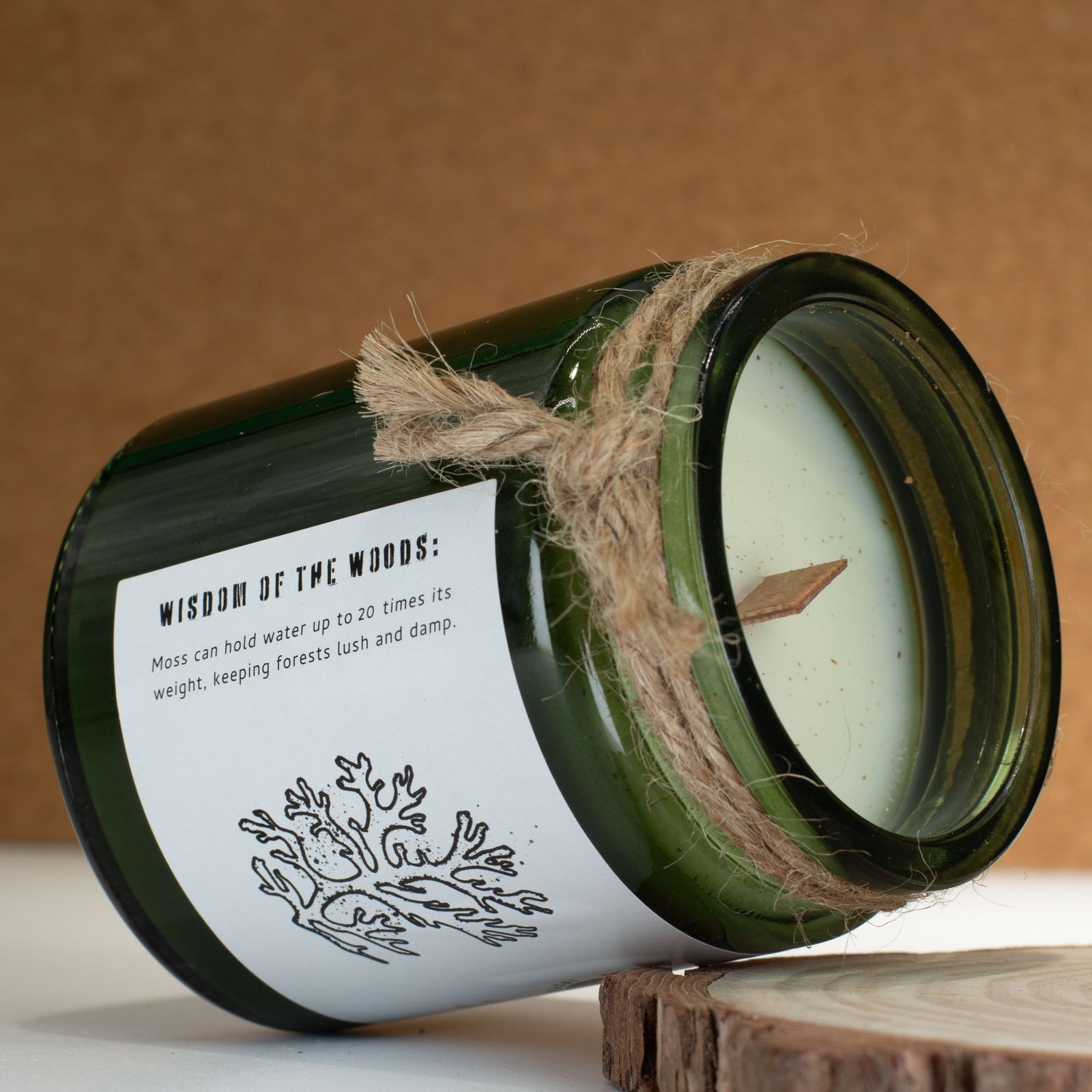 bG9jYWw6Ly9tZWRpYS8xSi82RS82MFIzMEMxSjY4Uks2RTFKL2E2NGRjYTU3LmpwZw.jpg Woodwick Duftkerze im Glas Moss and Mist – Sojawachs Kerze mit Holzdocht & Korkdeckel – 9 x 7 cm