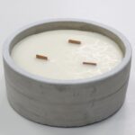Beton Duftkerze mit Holzdocht Vanille Orange – Große Sojawachs Kerze im Betongefäß mit Crackling Effekt, 14x14x6 cm, 0.9 kg – Honigbee Beton Duftkerze mit Holzdocht Vanille Orange – Große Sojawachs Kerze im Betongefäß mit Crackling Effekt, 14x14x6 cm, 0.9 kg