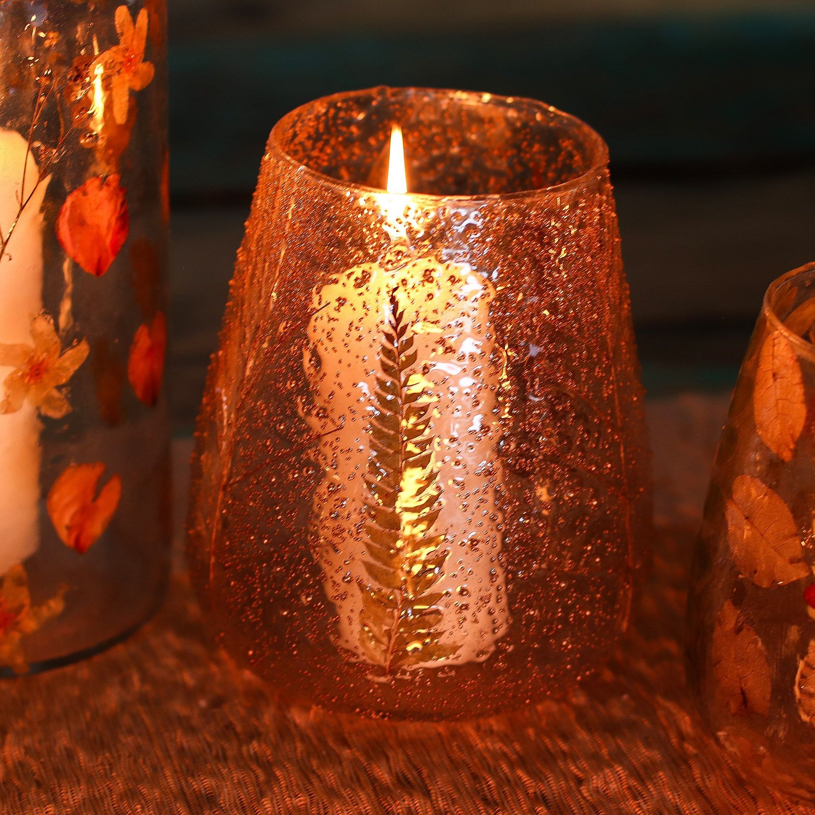 bG9jYWw6Ly9tZWRpYS8xTi9HRS82MFIzMEMxSjY0UzNHRTFOL2EyMjcyOWYxLmpwZw.jpg Glas Kerzenhalter Floral Groß – Dekorativer Windlichthalter aus recyceltem Glas, 15 x 12 cm