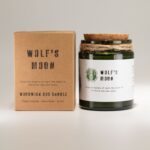 Woodwick Sojakerze Wolfs Moon – Duftkerze im Glas mit Holzdocht, mystischer Waldduft & Knistereffekt – 9 x 7 cm