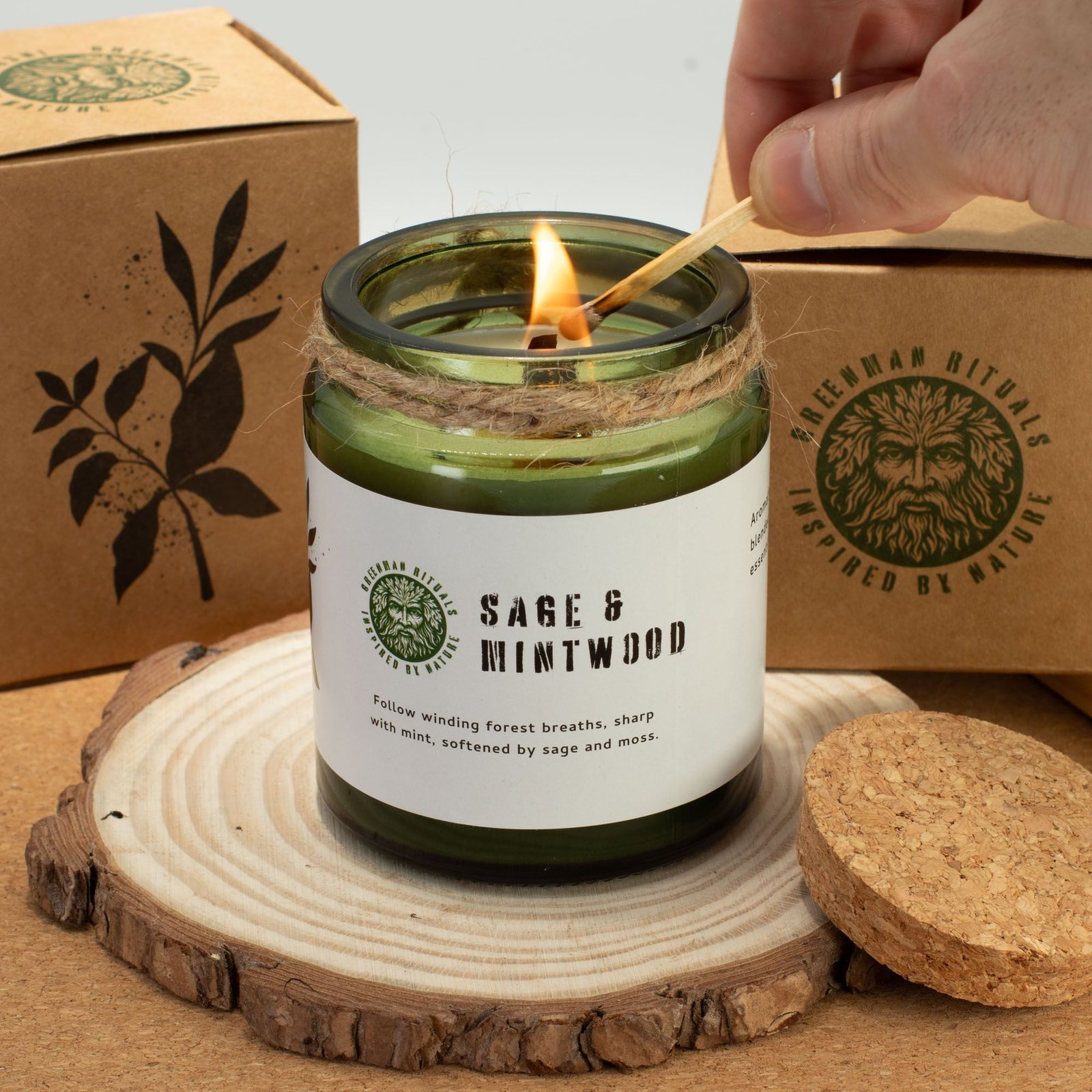 bG9jYWw6Ly9tZWRpYS8xUC82RS82MFIzMEMxSjY4Uks2RTFQLzJkZTE0MjMwLmpwZw.jpg Woodwick Duftkerze im Glas Moss and Mist – Sojawachs Kerze mit Holzdocht & Korkdeckel – 9 x 7 cm