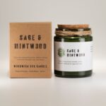 Sojawachs Duftkerze Sage Mintwood – 200g ca. 26h Brenndauer 9x7 cm Woodwick Kerze im Glas – Honigbee Sojawachs Duftkerze Sage Mintwood – 200g ca. 26h Brenndauer 9x7 cm Woodwick Kerze im Glas