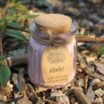 Sojawachs Duftkerze im Glas Violett mit Korkdeckel – Natürliche Aromakerze für Entspannung & Deko 12h Brenndauer – Honigbee Sojawachs Duftkerze im Glas Violett mit Korkdeckel – Natürliche Aromakerze für Entspannung & Deko 12h Brenndauer
