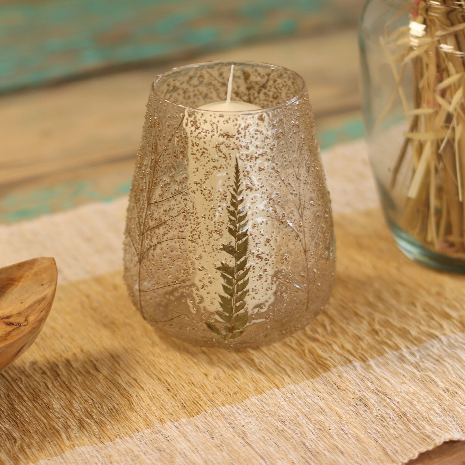 bG9jYWw6Ly9tZWRpYS9ITS9KQy82MFIzMEMxSjY0VzNKQ0hNLzNkOWFmNGM0LmpwZw.jpg Glas Kerzenhalter Floral Groß – Dekorativer Windlichthalter aus recyceltem Glas, 15 x 12 cm