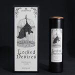 Manifestation Kerze Locked Desires – Ritual Duftkerze mit Rosmarin – Spirituelle Geschenkidee – 24x9.5x6.8 cm – 40–50h – Honigbee Manifestation Kerze Locked Desires – Ritual Duftkerze mit Rosmarin – Spirituelle Geschenkidee – 24x9.5x6.8 cm – 40–50h