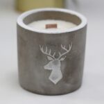 Beton Duftkerze Hirsch Kopf – Sojawachs Kerze im Betongefäß mit Holzdocht, 8 x 8 cm – Honigbee Beton Duftkerze Hirsch Kopf – Sojawachs Kerze im Betongefäß mit Holzdocht, 8 x 8 cm