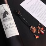 Manifestation Kerze Locked Desires – Ritual Duftkerze mit Rosmarin – Spirituelle Geschenkidee – 24x9.5x6.8 cm – 40–50h – Honigbee Manifestation Kerze Locked Desires – Ritual Duftkerze mit Rosmarin – Spirituelle Geschenkidee – 24x9.5x6.8 cm – 40–50h