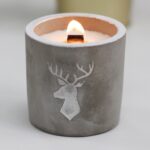 Beton Duftkerze Hirsch Kopf – Sojawachs Kerze im Betongefäß mit Holzdocht, 8 x 8 cm – Honigbee Beton Duftkerze Hirsch Kopf – Sojawachs Kerze im Betongefäß mit Holzdocht, 8 x 8 cm