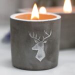Beton Duftkerze Hirsch Kopf – Sojawachs Kerze im Betongefäß mit Holzdocht, 8 x 8 cm – Honigbee Beton Duftkerze Hirsch Kopf – Sojawachs Kerze im Betongefäß mit Holzdocht, 8 x 8 cm