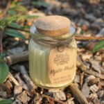 Mystic Musk Duftkerze im Glas – Sojawachs Kerze mit Korkdeckel und warmem Duft, 7.5×5.5×5.5 cm, 0.20 kg – Honigbee Mystic Musk Duftkerze im Glas – Sojawachs Kerze mit Korkdeckel und warmem Duft, 7.5×5.5×5.5 cm, 0.20 kg
