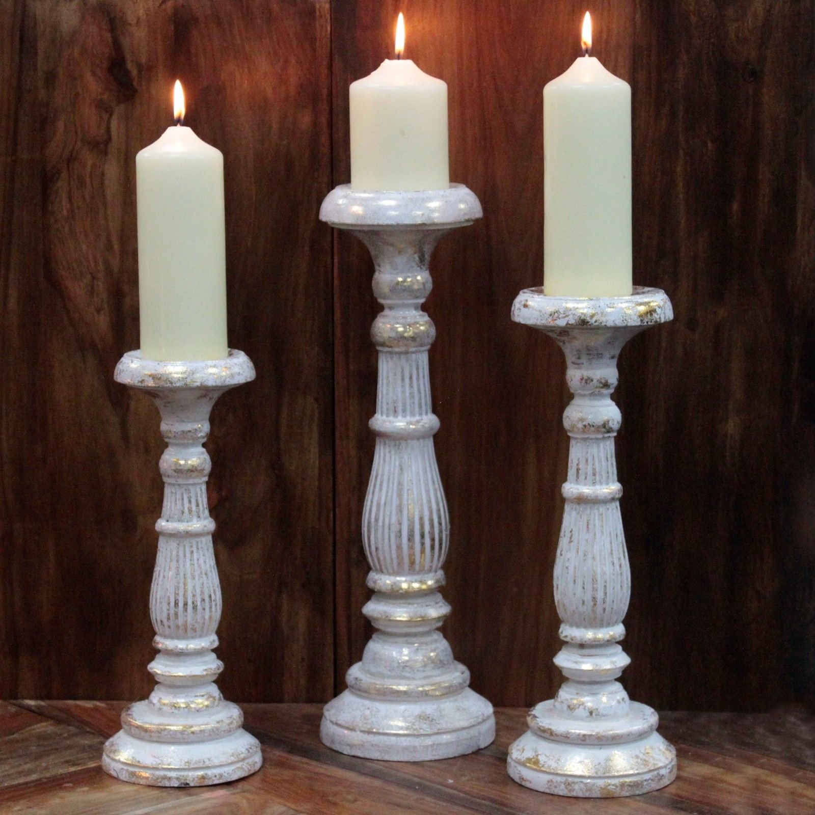 bG9jYWw6Ly9tZWRpYS9TSy9HQy82MFIzMEMxRzZNUktHQ1NLL2E1M2JlZjIyLmpwZWc-1.jpg Kerzenständer Weiß Gold Holz – Vintage Kerzenhalter Set aus Albasia Holz für stilvolle Deko 12x12x34 cm