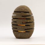 Natural Riverstone Kerzenhalter – Stehender Naturstein Kerzenhalter im Stone Cut Design 10x13x22 cm