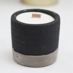 Sojawachs Kerze Beton Schwarz Duftkerze – Duftkerze im Betontopf mit Holzdocht 7.5 x 7.5 cm – Honigbee Sojawachs Kerze Beton Schwarz Duftkerze – Duftkerze im Betontopf mit Holzdocht 7.5 x 7.5 cm