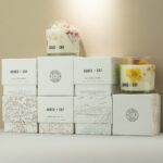 Agnes Cat Botanical Sojawachs Duftkerze Roses of Sawrey im Glas mit Rosenduft 200g 40h Brenndauer