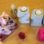 Granit Kerzenhalter Nummer 4 – Dekorativer Zahlen Kerzenhalter aus Stein für Geburtstag und Tischdekoration – Honigbee Granit Kerzenhalter Nummer 4 – Dekorativer Zahlen Kerzenhalter aus Stein für Geburtstag und Tischdekoration