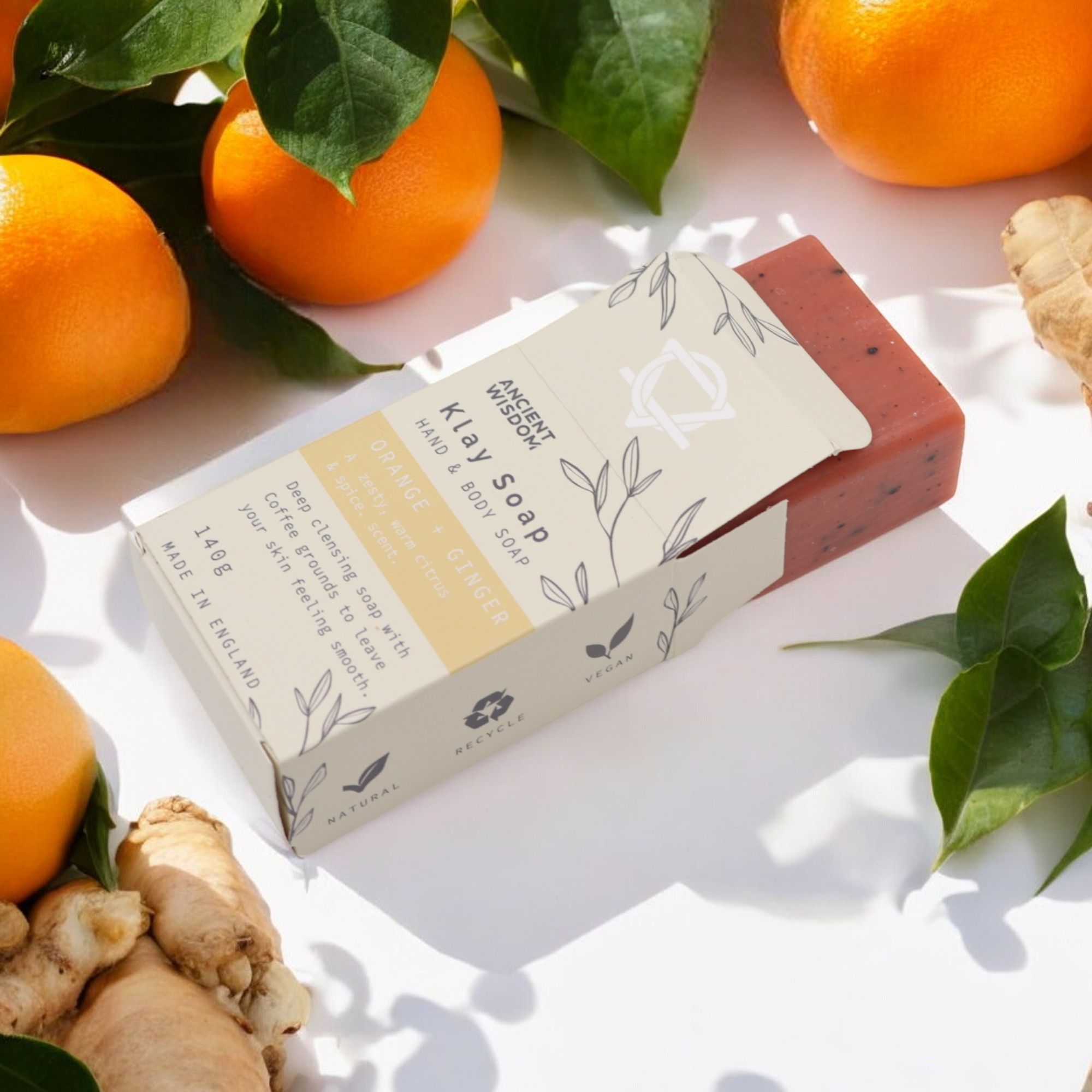 bG9jYWw6Ly9tZWRpYS85Ry80RS82MFIzMEMxRzZXVDM0RTlHLzViMTljOGFmLmpwZWc.jpg Tonerde Seife Orange & Ingwer Orange 145g – Peelingseife mit Kaffee und Tonerde