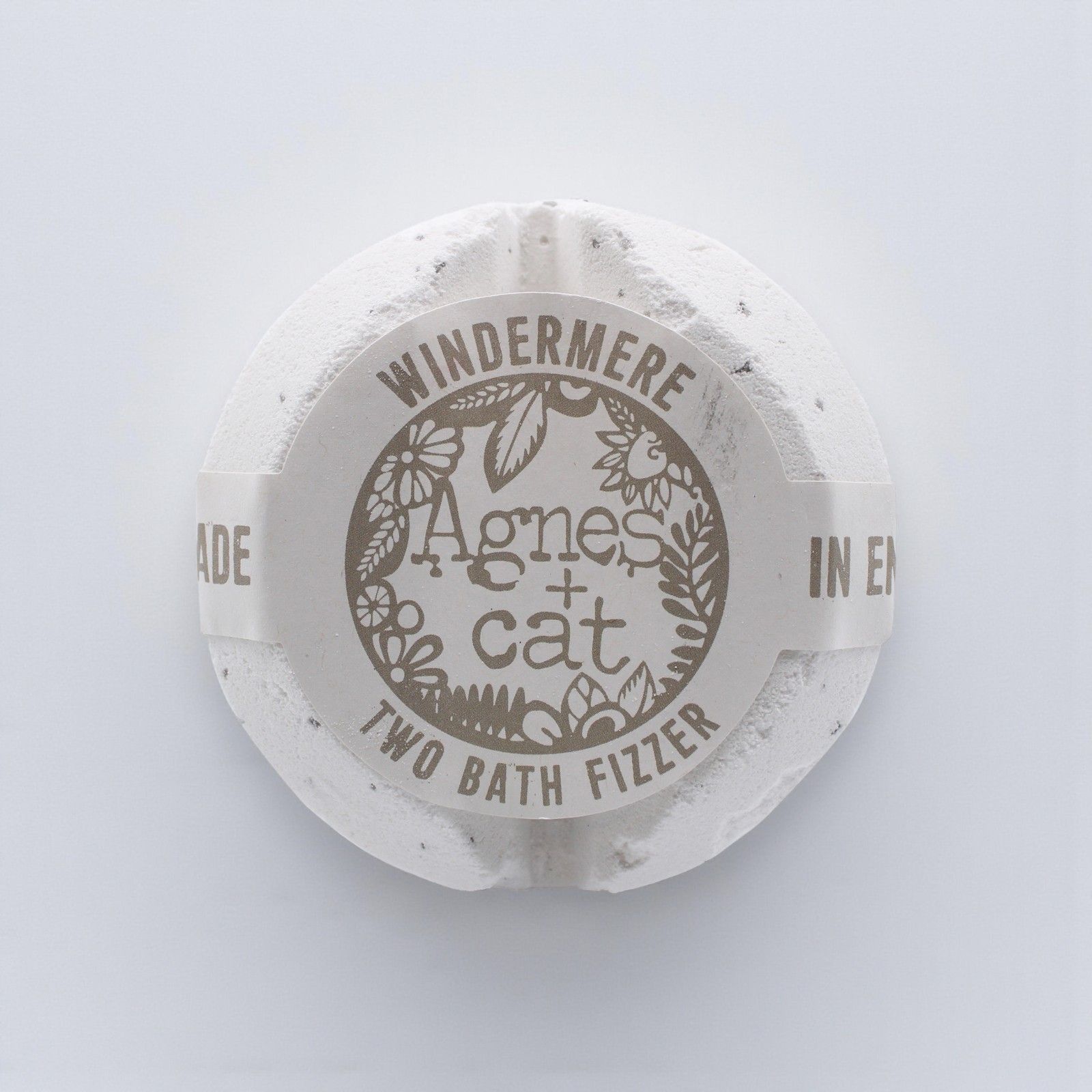 Badebombe Windermere Weiß Grau 210g – Handgemachte Badebombe mit Sanftem Duft