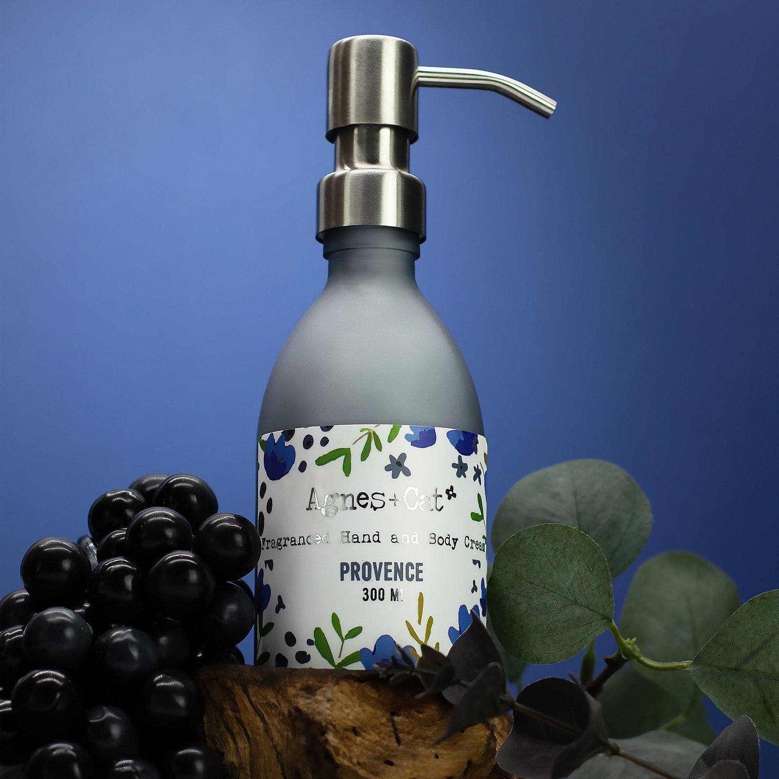 bG9jYWw6Ly9tZWRpYS85Si9BRS82MFIzMEMxSjY0VjNBRTlKL2VmYjVlMDU3LmpwZw.jpg Hand- & Körpercreme Provence 300ml – Feuchtigkeitsspendende Pflegecreme mit Provence-Duft