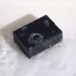 Tonerde Seife Bergamotte & Sandelholz Schwarz 145g – Peelingseife mit Aktivkohle