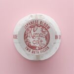 Badebombe Japanese Bloom Weiß Rosa 210g – Handgemachte Badebombe mit Blumenduft