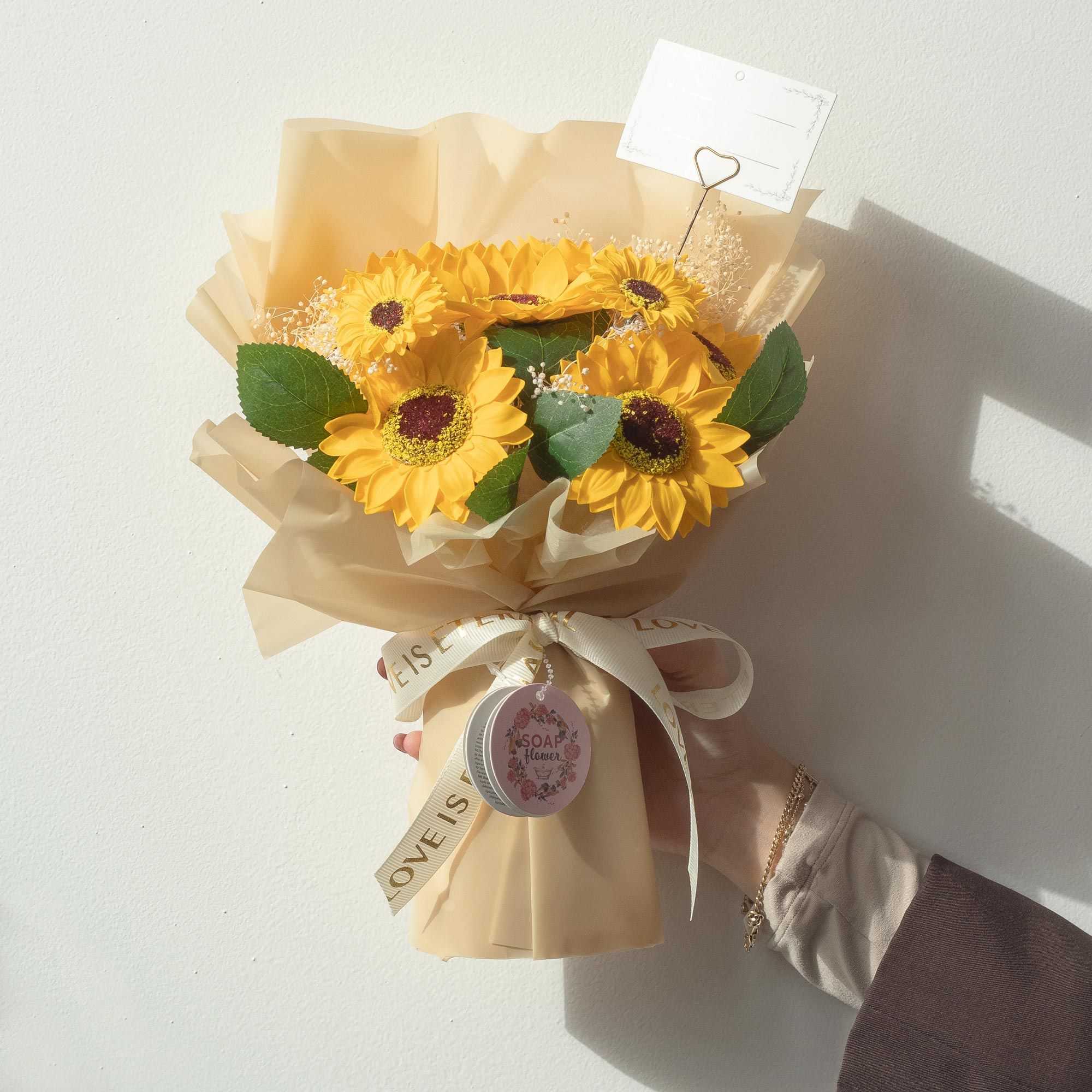 bG9jYWw6Ly9tZWRpYS85Ui8yQy82MFIzMEMxSjY0U0syQzlSL2M5MzE3MmE3LmpwZw.jpg Seifenblumen Sonnenblumenstrauß Love is Eternal mit Grußkarte Geschenk