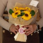 Seifenblumen Sonnenblumenstrauß Love is Eternal mit Grußkarte Geschenk – Honigbee Seifenblumen Sonnenblumenstrauß Love is Eternal mit Grußkarte Geschenk