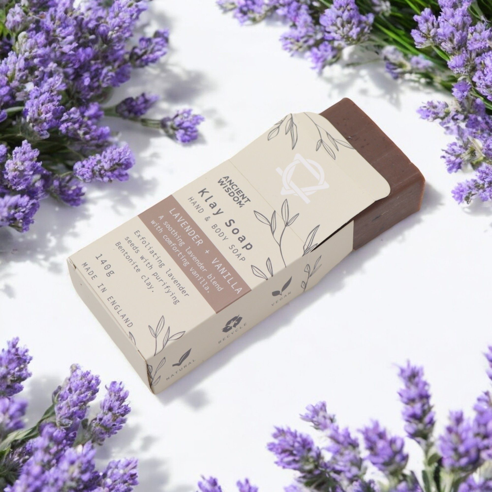 bG9jYWw6Ly9tZWRpYS8xSi80RS82MFIzMEMxRzZXVDM0RTFKLzY3NTYyYWZjLmpwZWc.jpg Tonerde Seife Lavendel & Vanille Braun 145g – Peelingseife mit Bentonite Tonerde