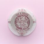 Badebombe Tee & Rosen Weiß Rosa 210g – Handgemachte Badebombe mit Blumenduft