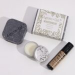 Wellness Geschenkset Lake Breeze – Entspannende Pflege mit Seife und Lippenbalsam – Honigbee Wellness Geschenkset Lake Breeze – Entspannende Pflege mit Seife und Lippenbalsam
