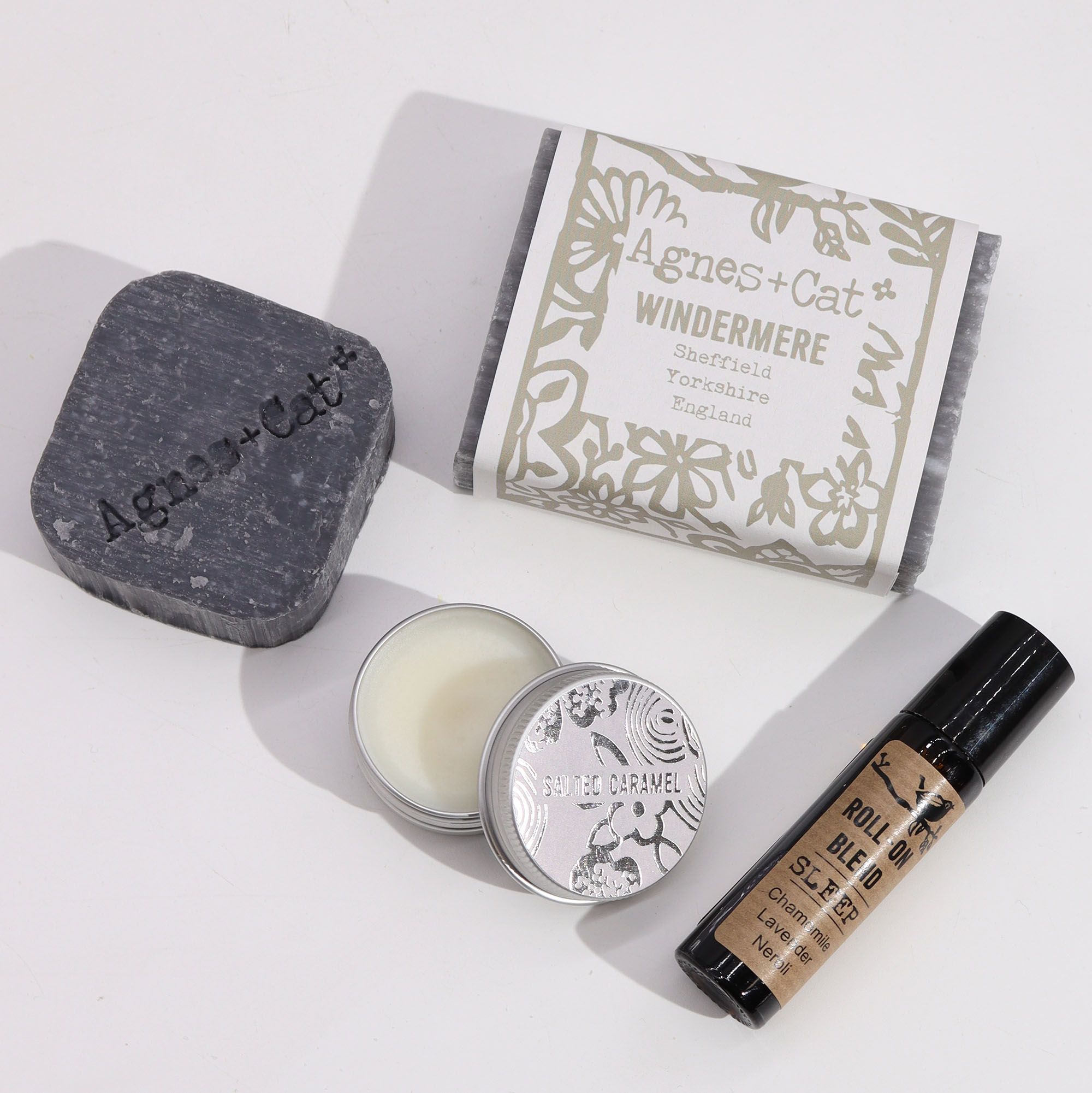 bG9jYWw6Ly9tZWRpYS8xUS9DQy82MFIzMEMxSjY0VEtDQzFRLzY0ZmFkOTc5LmpwZw.jpg Wellness Geschenkset Lake Breeze – Entspannende Pflege mit Seife und Lippenbalsam