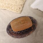 Seifenablage Soapstone 11x8 cm – Ovale Seifenschale mit Abtropfgitter aus Naturstein – Honigbee Seifenablage Soapstone 11x8 cm – Ovale Seifenschale mit Abtropfgitter aus Naturstein