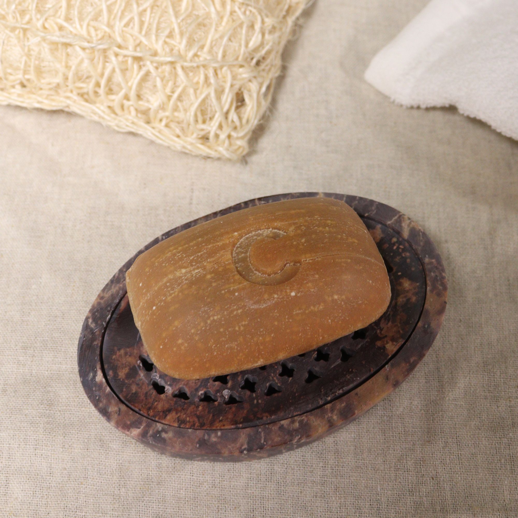 bG9jYWw6Ly9tZWRpYS8xUS9KRS82MFIzMEMxRzZXU0tKRTFRLzNlMDM4ZTQzLmpwZWc.jpg Seifenablage Soapstone 11x8 cm – Ovale Seifenschale mit Abtropfgitter aus Naturstein