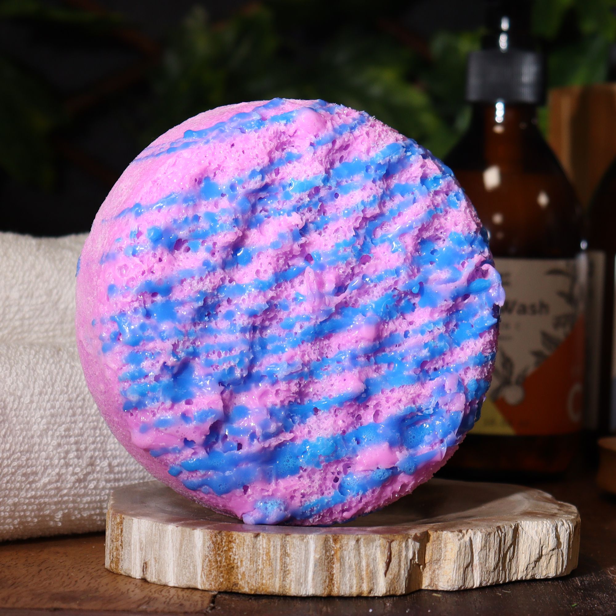 bG9jYWw6Ly9tZWRpYS8xUi9HRC82MFIzMEMxSjY4VjNHRDFSL2NhMTgxNWI3LmpwZw.jpg Seifenschwamm Kaugummi Duft 230g – Duschschwamm Blau Rosa mit Shea Butter