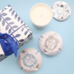 Agnes + Cat Geschenkbox Parma Violet Blau – Duftkerze & Badebomben Geschenkset