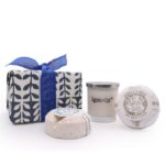 Agnes + Cat Geschenkbox Parma Violet Blau – Duftkerze & Badebomben Geschenkset