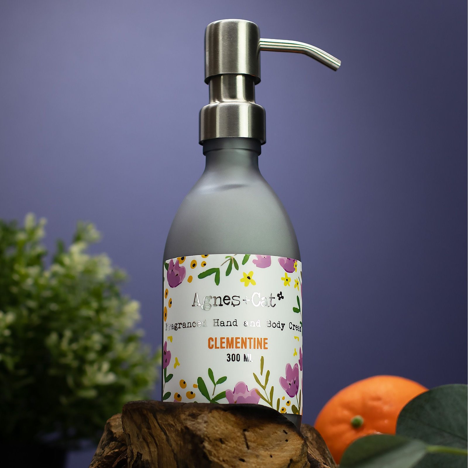 bG9jYWw6Ly9tZWRpYS9TUC9BRC82MFIzMEMxSjY0VjNBRFNQLzY5M2U5ZTNiLmpwZw.jpg Hand & Body Creme Clementine 300ml – Feuchtigkeitsspendende Körpercreme mit frischem Zitrusduft