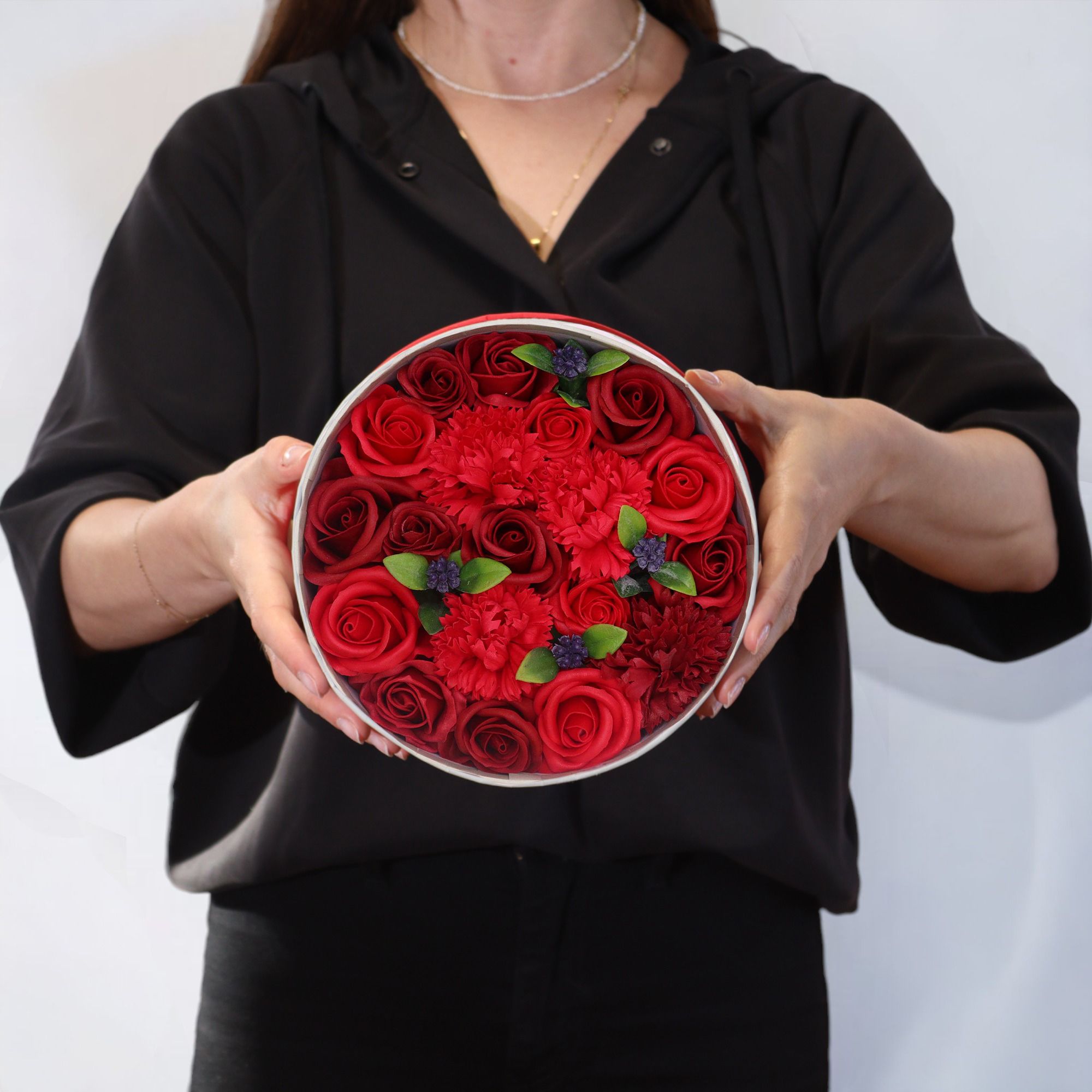 bG9jYWw6Ly9tZWRpYS85Ry80Qy82MFIzMEMxRzZXUjM0QzlHL2E2NWYxNGI1LmpwZWc.jpg Seifenblumen Geschenkbox Rote Rosen Rund – Romantisches Duftseifen Geschenk