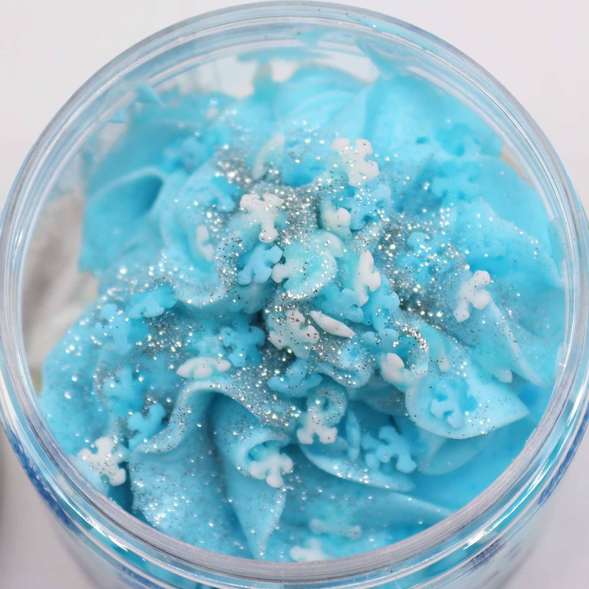 bG9jYWw6Ly9tZWRpYS85Ry80RC82MFIzMEMxRzZSV0s0RDlHL2I2ZGYxM2UyLmpwZWc.jpg Cremeseife Hellblau White Christmas mit Glycerin 120 g Winterseife