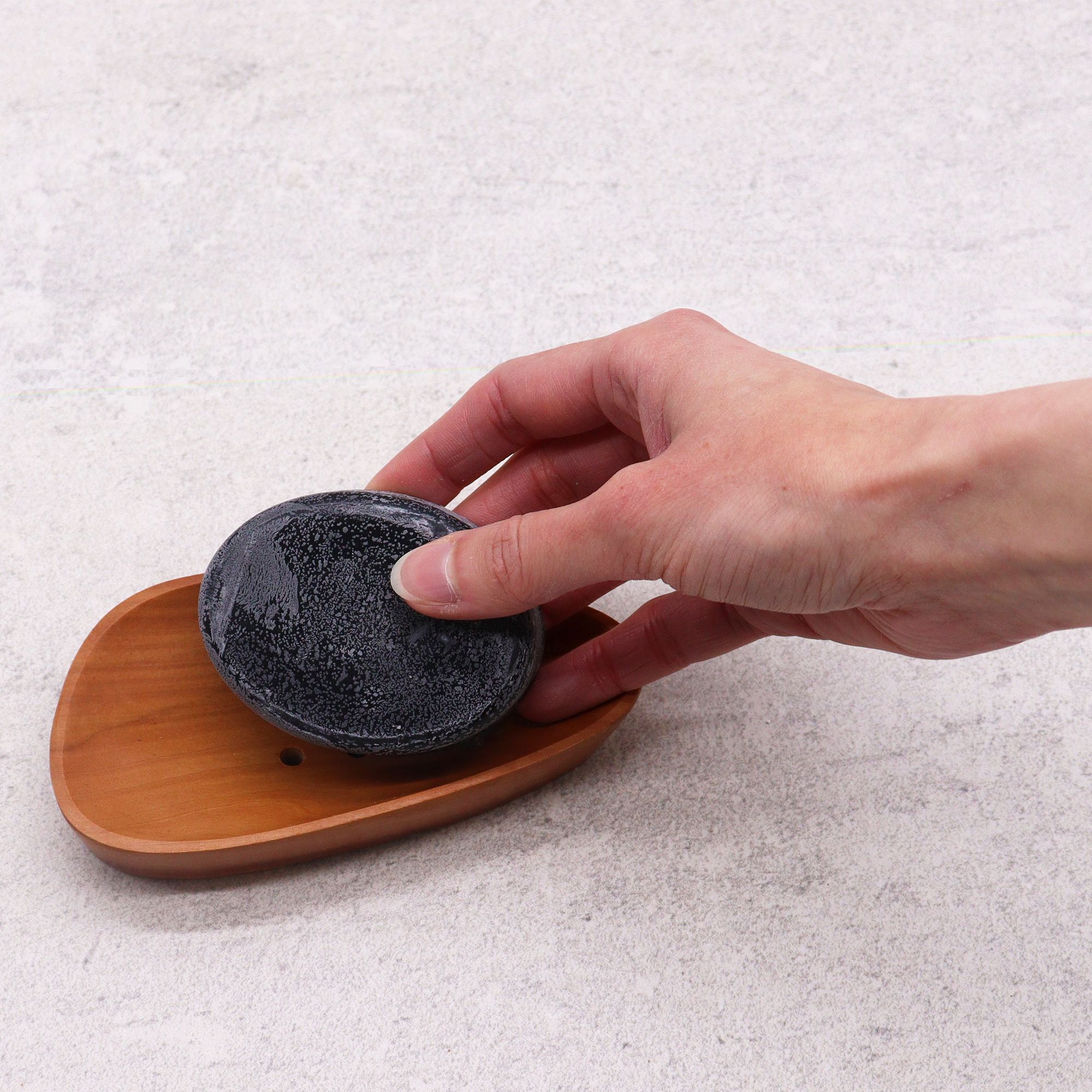bG9jYWw6Ly9tZWRpYS85Ry84RS82MFIzMEMxRzZNUzM4RTlHLzE1YmMwMDJjLmpwZWc.jpg Seifenschale aus Mahagoni Kieselsteinform 12 cm