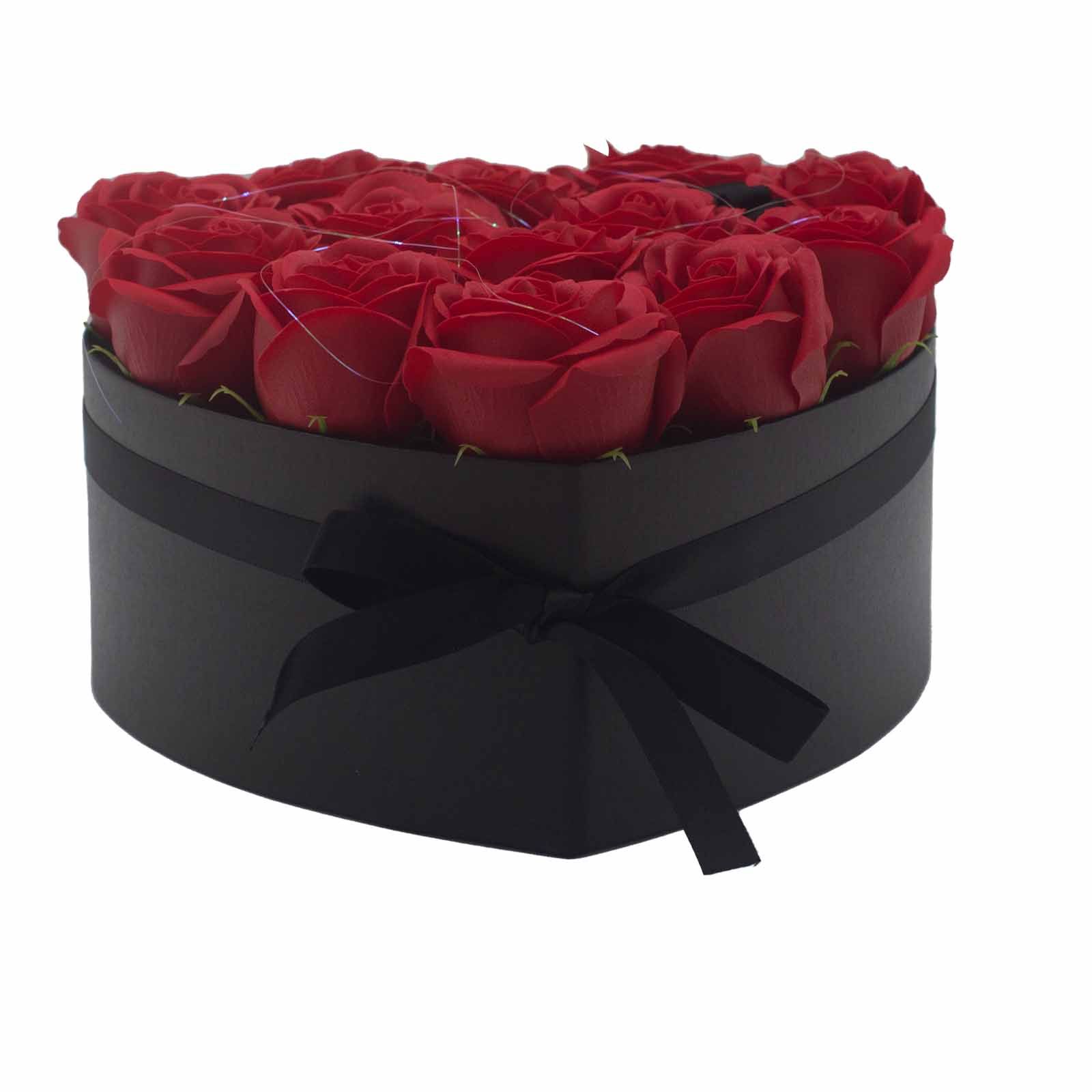 bG9jYWw6Ly9tZWRpYS85SC9BQy82MFIzMEMxRzZSVDNBQzlILzY5NTk5MzFkLmpwZWc.jpg Seifenblumen Rosenstrauß Rot 13 Rosen Herz – Duftseifen Geschenkbox