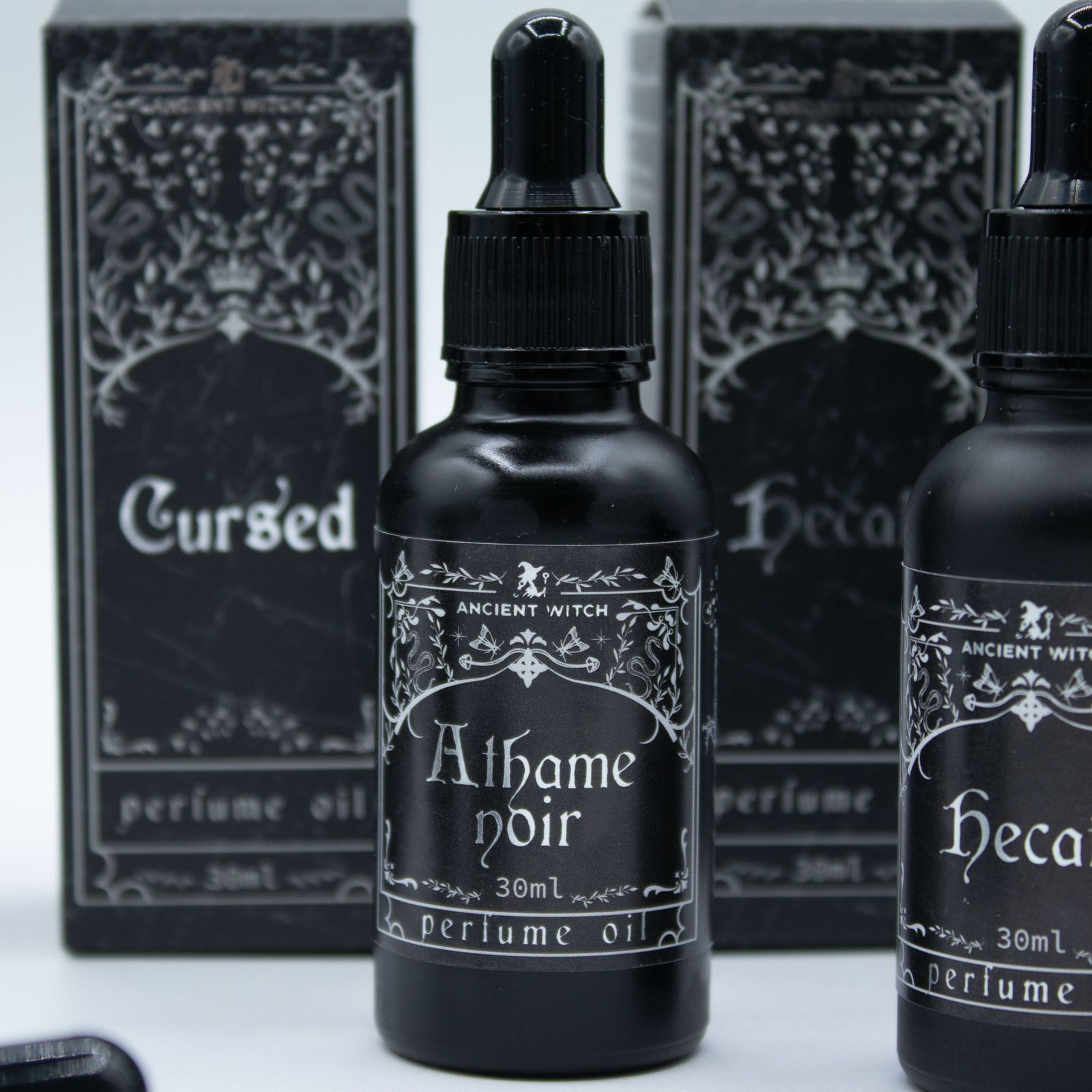 bG9jYWw6Ly9tZWRpYS85Si8wRC82MFIzMEMxSjY0V0swRDlKLzViNTJlMzRlLmpwZw.jpg Parfümöl Atheme Noir 10 ml Ancient Witch
