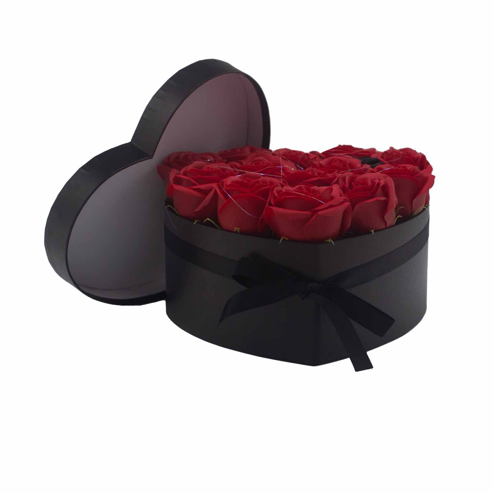 bG9jYWw6Ly9tZWRpYS85Si9BQy82MFIzMEMxRzZSVDNBQzlKLzBkNWI5ZmNjLmpwZWc.jpg Seifenblumen Rosenstrauß Rot 13 Rosen Herz – Duftseifen Geschenkbox