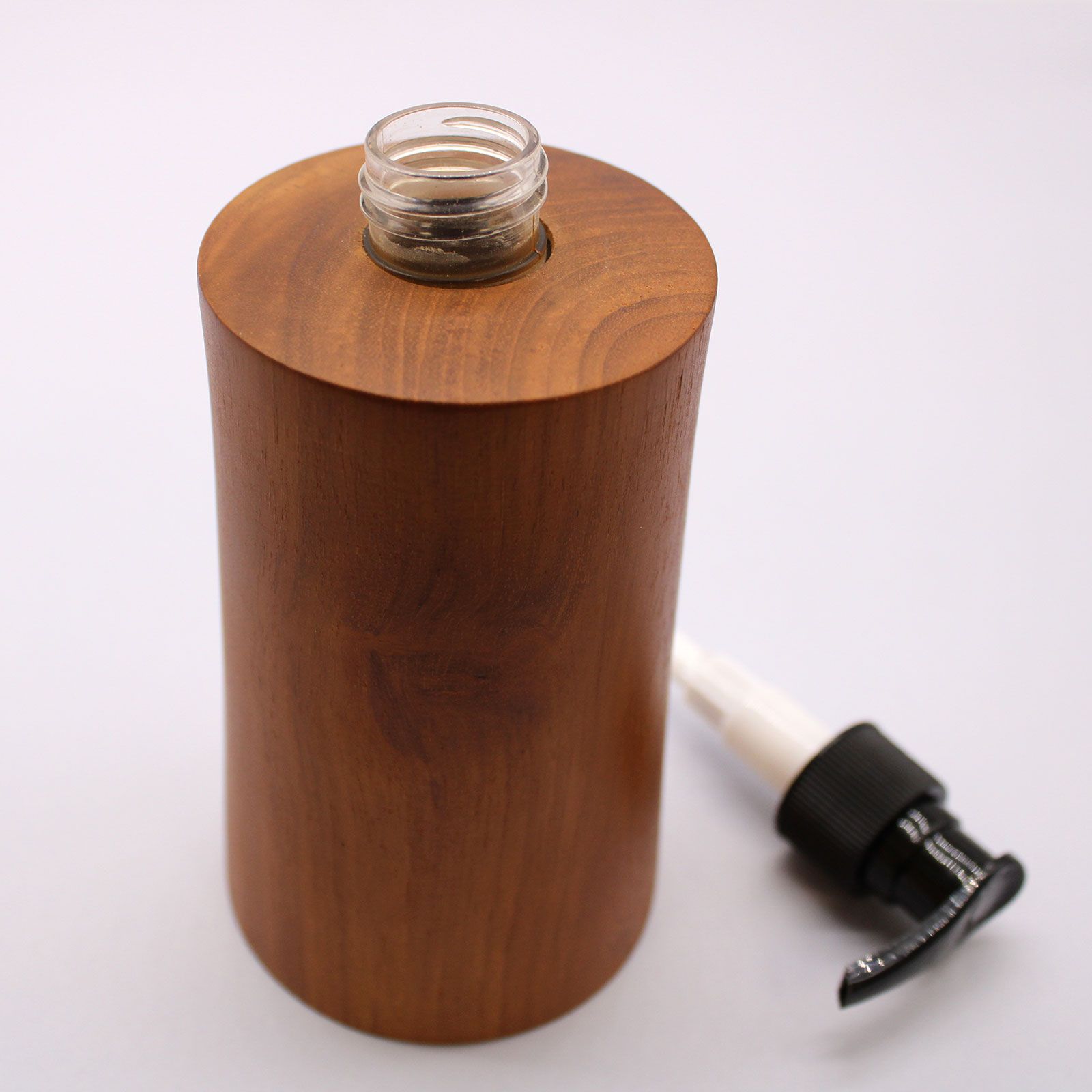 bG9jYWw6Ly9tZWRpYS85Si9FQy82MFIzMEMxRzZSVjNFQzlKLzYxN2JlYjk3LmpwZWc.jpg Seifenspender aus Teakholz konisch Natur 250 ml