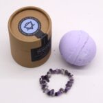 Badebombe mit Amethyst Armband Lavendel & Teebaum 140 g Handgemacht – Honigbee Badebombe mit Amethyst Armband Lavendel & Teebaum 140 g Handgemacht