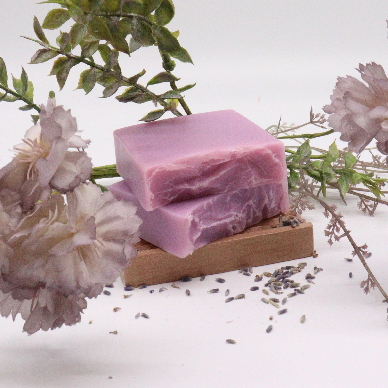 bG9jYWw6Ly9tZWRpYS85TS9DRS82MFIzMEMxRzZSV0tDRTlNLzJiMWUxY2E3LmpwZWc-1.jpg Handgemachte Seife Lavendel & Kokosnuss 100 g Naturseife