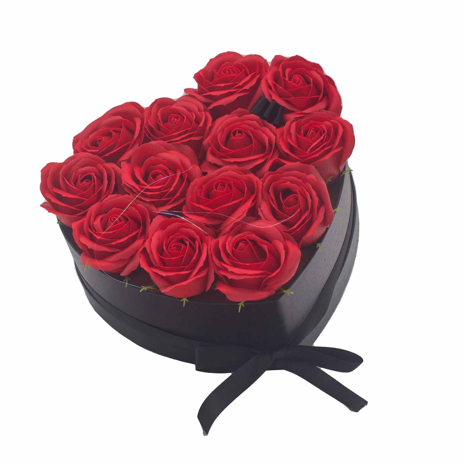 bG9jYWw6Ly9tZWRpYS85Ti9BQy82MFIzMEMxRzZSVDNBQzlOLzBiYzIxOGY1LmpwZWc.jpg Seifenblumen Rosenstrauß Rot 13 Rosen Herz – Duftseifen Geschenkbox