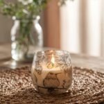Kleine Glaskerze Drawn by Flame mit Blumenmotiv 35 Stunden Brenndauer – Honigbee Kleine Glaskerze Drawn by Flame mit Blumenmotiv 35 Stunden Brenndauer